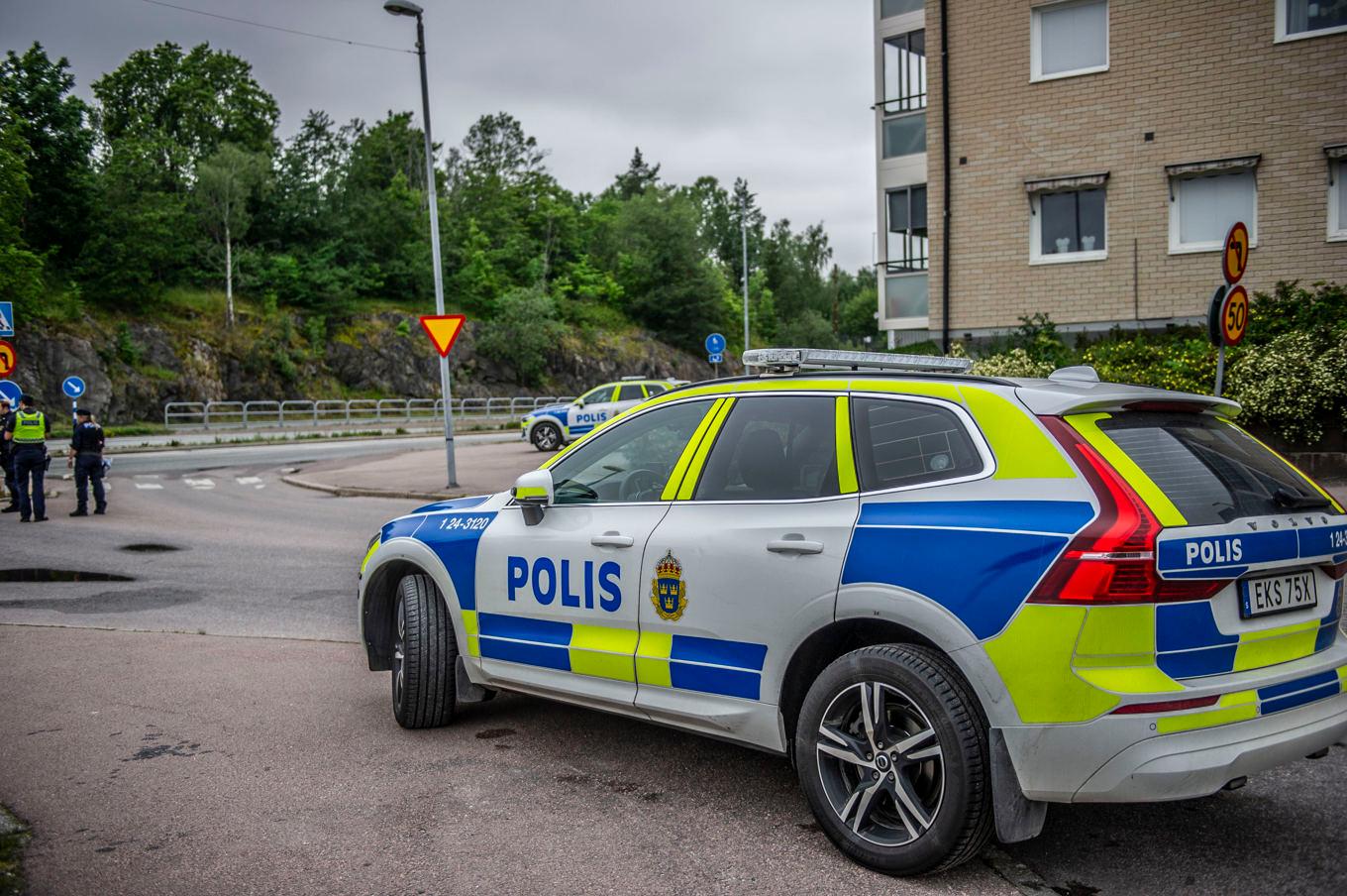 En man har dött efter att han blivit påkörd av en polisbil i Fagersta.
Olyckan skedde strax efter midnatt, natten mot söndagen, och mannen avled på platsen. Foto: Niklas Hagman/TT