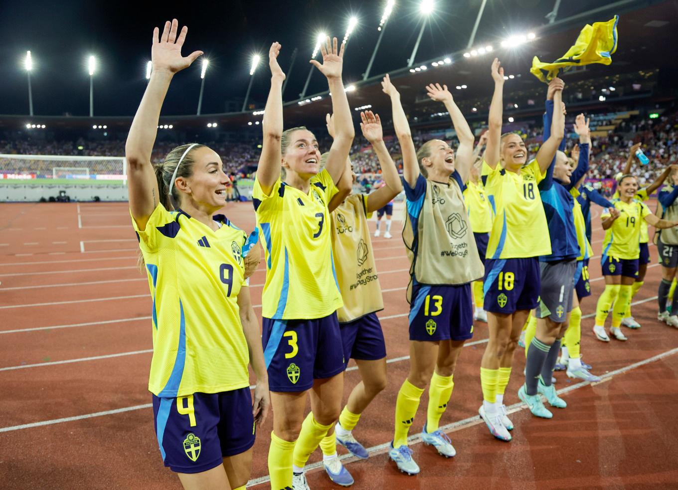 Sveriges lagkapten Kosovare Asllani (närmast) med flera jublar efter segern mot Tyskland. Foto: Adam Ihse/TT