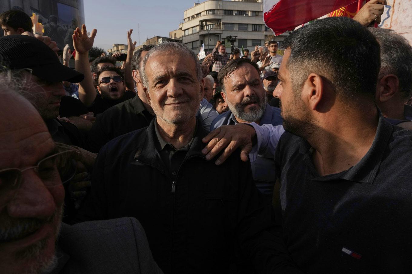 Irans president Masoud Pezeshkian närvarade vid en demonstration den 22 juni efter USA:s attacker av iranska kärnenergianläggningar. Foto: Vahid Salemi/AP/TT