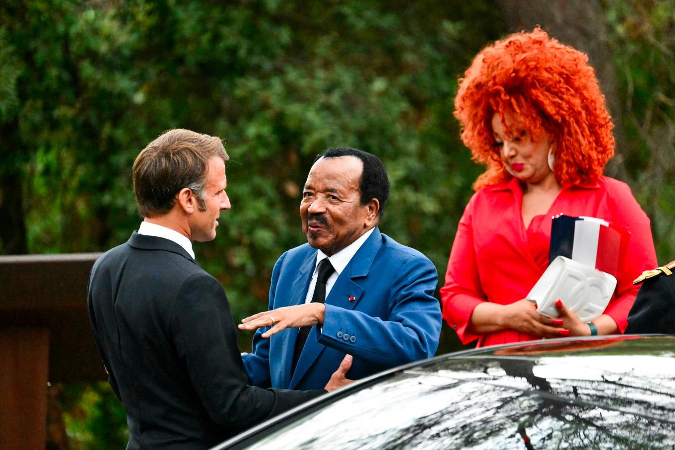 President Paul Biya och hans fru Chantal välkomnades i fjol av Frankrikes president Emmanuel Macron till minnesceremonin för 80-årsdagen av andra världskrigets slut. Foto: Christophe Simon/Pool via AP/TT