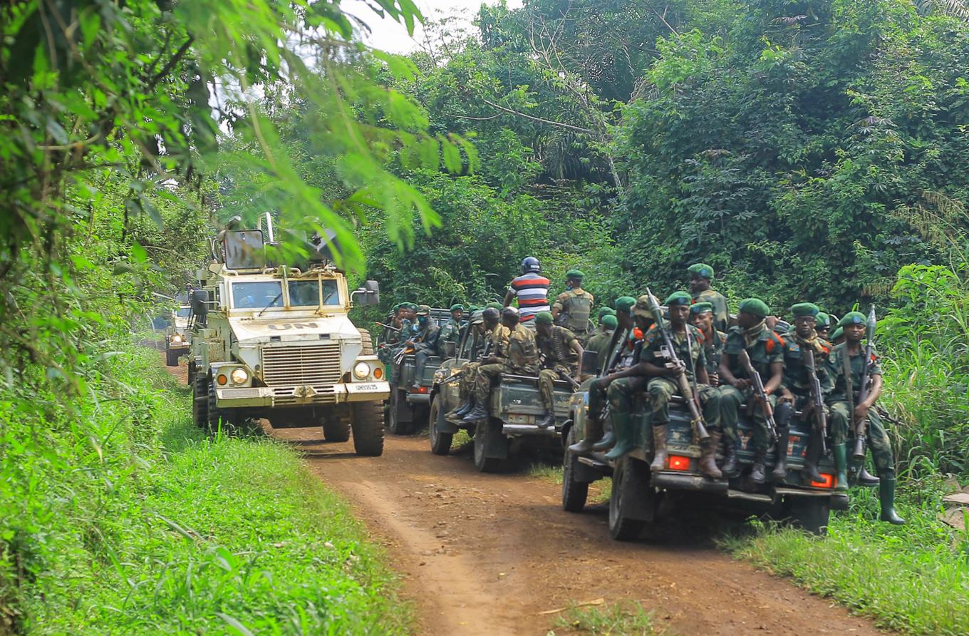 Soldater från Kongo-Kinshasa patrullerar tillsammans med en FN-styrka efter en attack från ADF-rebellerna i Norra Kivu-provinsen. Arkivbild. Foto: Al-hadji Kudra Maliro/AP/TT