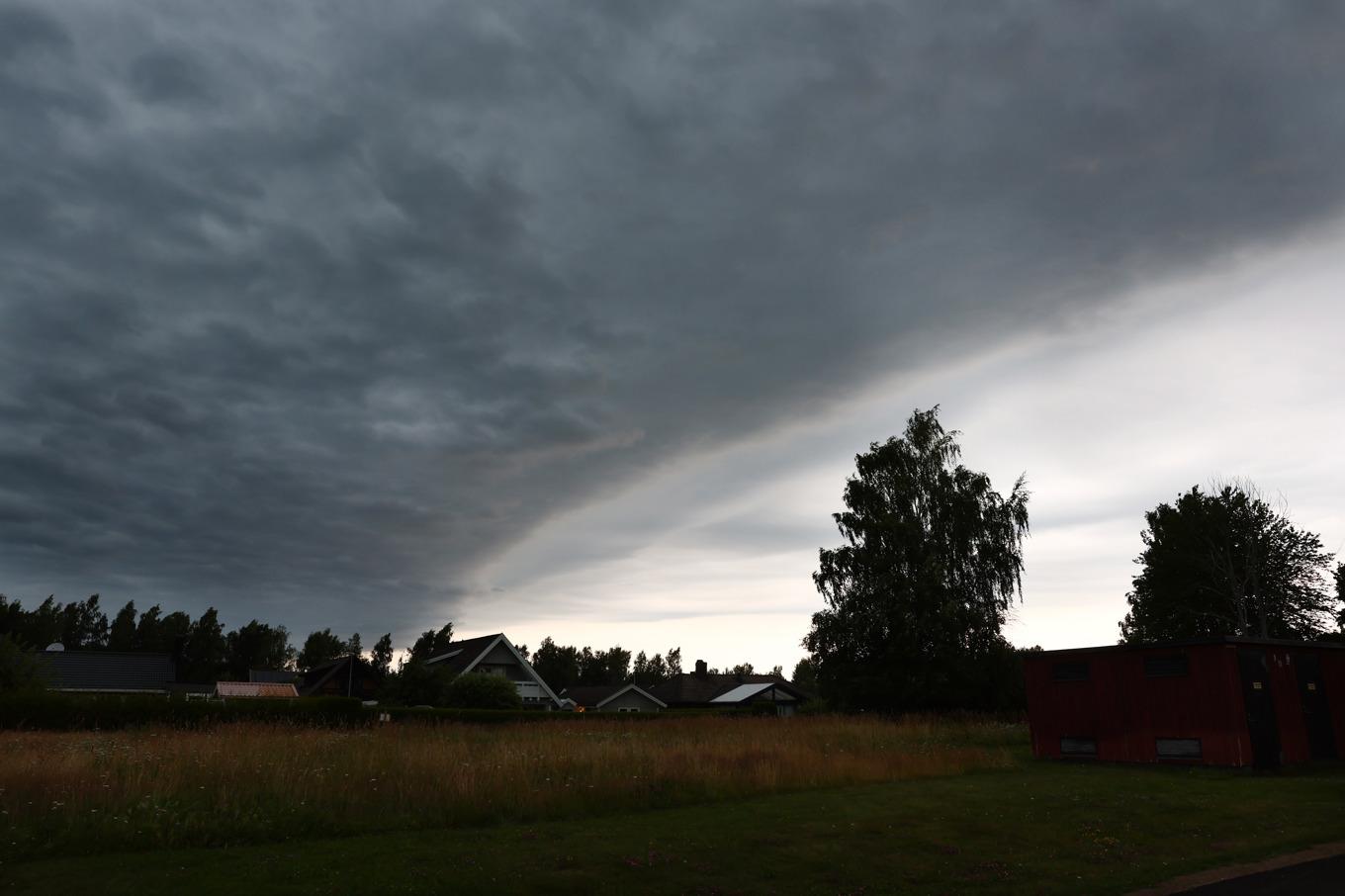SMHI varnar för kraftiga skurar som kan leda till översvämningar. Foto: Jeppe Gustafsson/TT