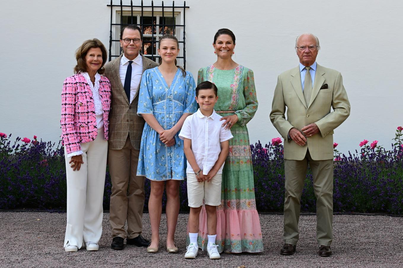 Drottning Silvia, prins Daniel, prinsessan Estelle, kronprinsessan Victoria, prins Oscar och kung Carl Gustaf i samband med firandet av kronprinsessan Victorias födelsedag på Sollidens slott på Öland. Foto: Jonas Ekströmer/TT