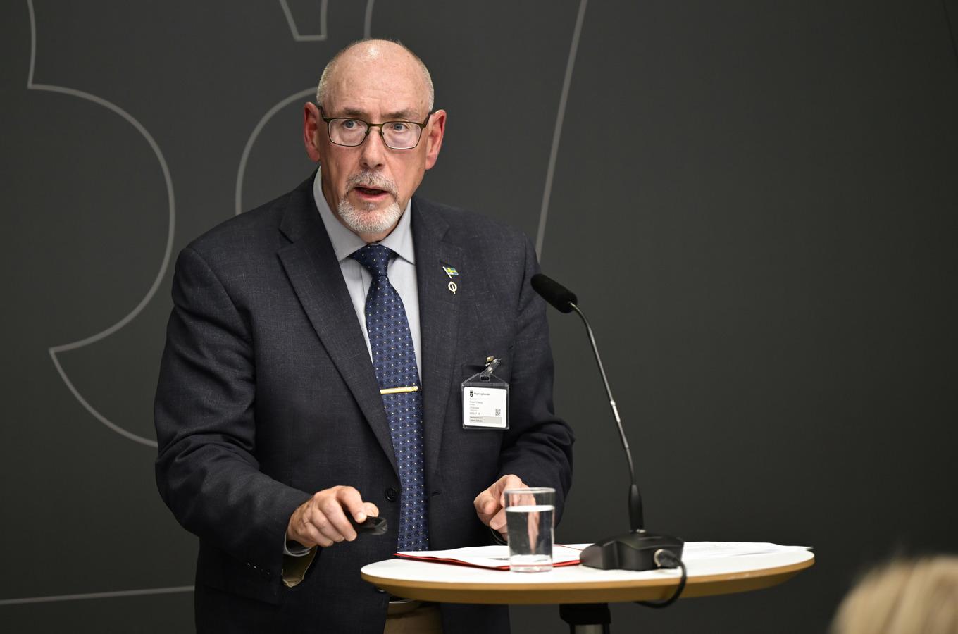 Särskilda utredaren generalmajor Roland Ekenberg överlämnar slutbetänkandet "Redo! En utredning om personalförsörjningen av det militära försvaret" vid en pressträff med försvarsminister Pål Jonsson (M). Foto: Magnus Lejhall/TT