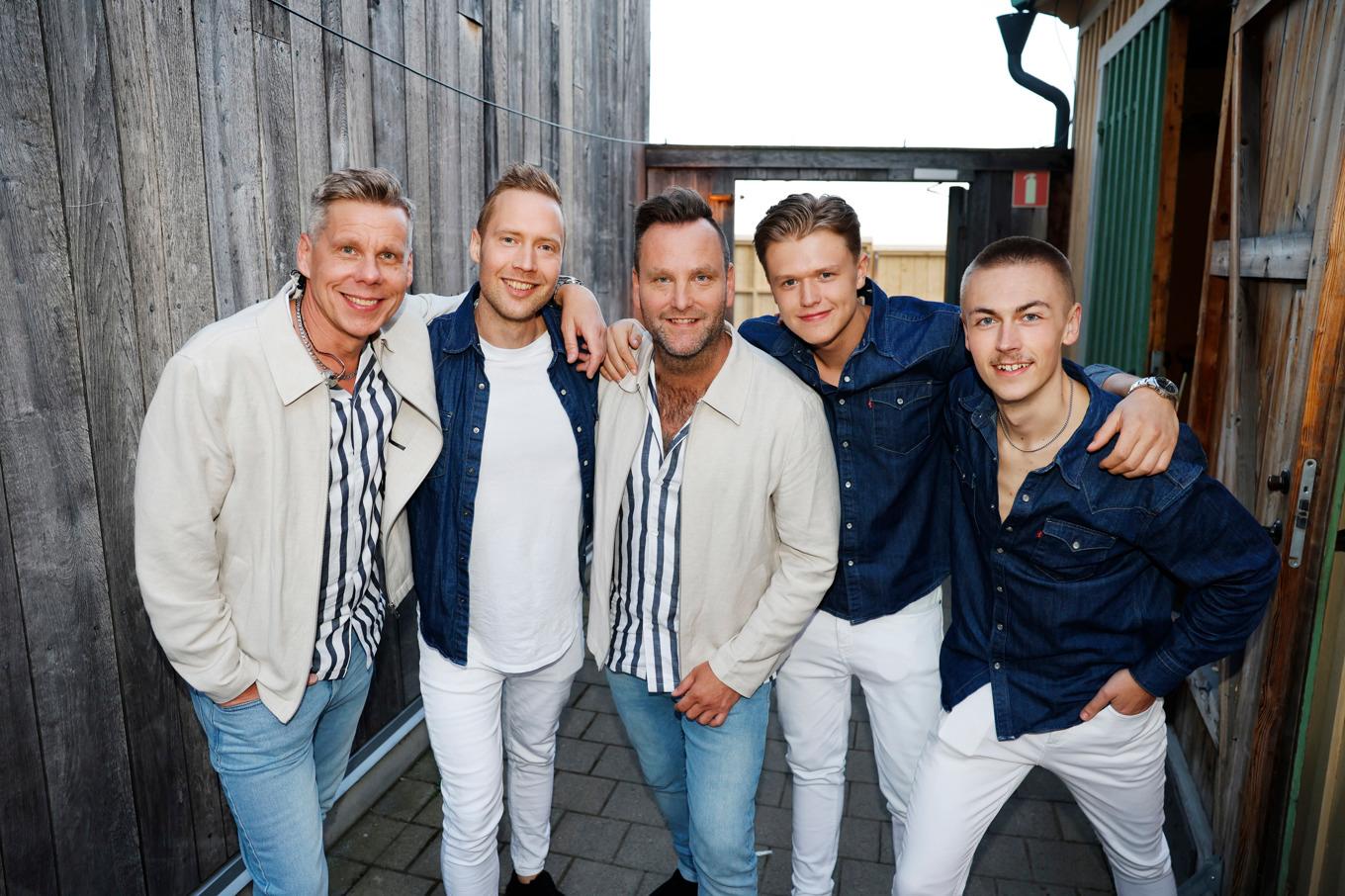 Donnez, med Albin Fredriksson tvåa från höger, bakom scenen på "Allsång på Skansen" i förra veckan. Foto: Pär Bäckström/TT
