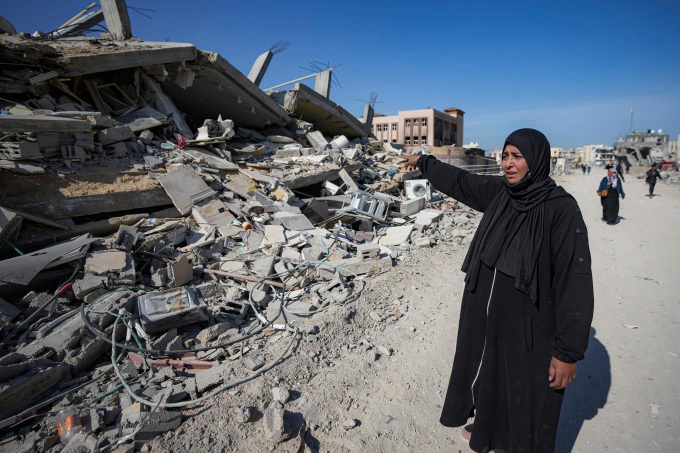 Den "humanitära staden" ska byggas i Rafahs ruiner, enligt Israels plan. På bilden, tagen i januari, visar Gazabon Manual Aslim sitt utbombade hem i staden i södra Gazaremsan. Foto: Abdel Kareem Hana/AP/TT