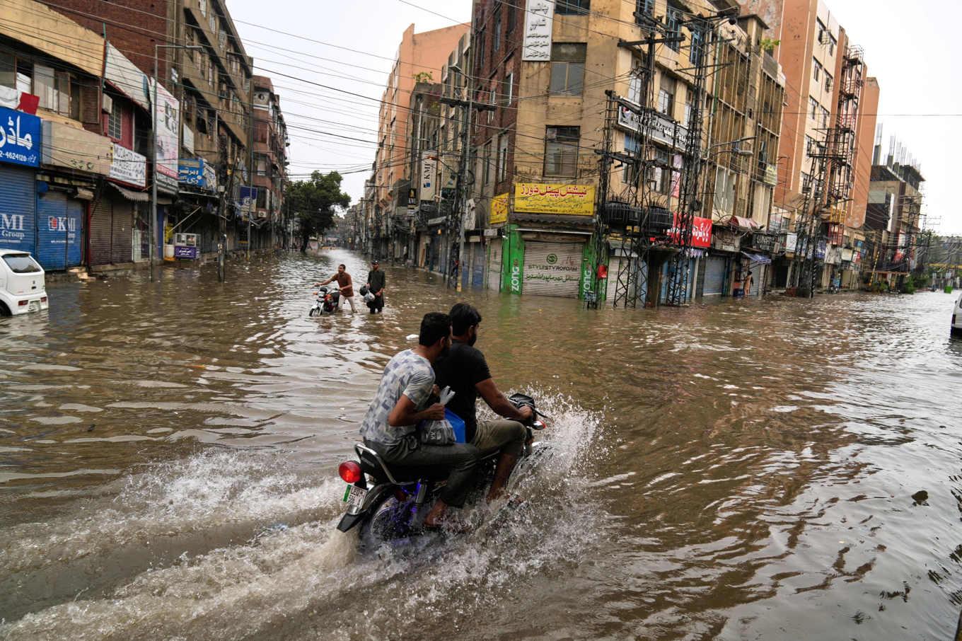 Över hundra människor har dött till följd av de kraftiga monsunregnen i Pakistan. Foto: K.M. Chaudary/AP/TT