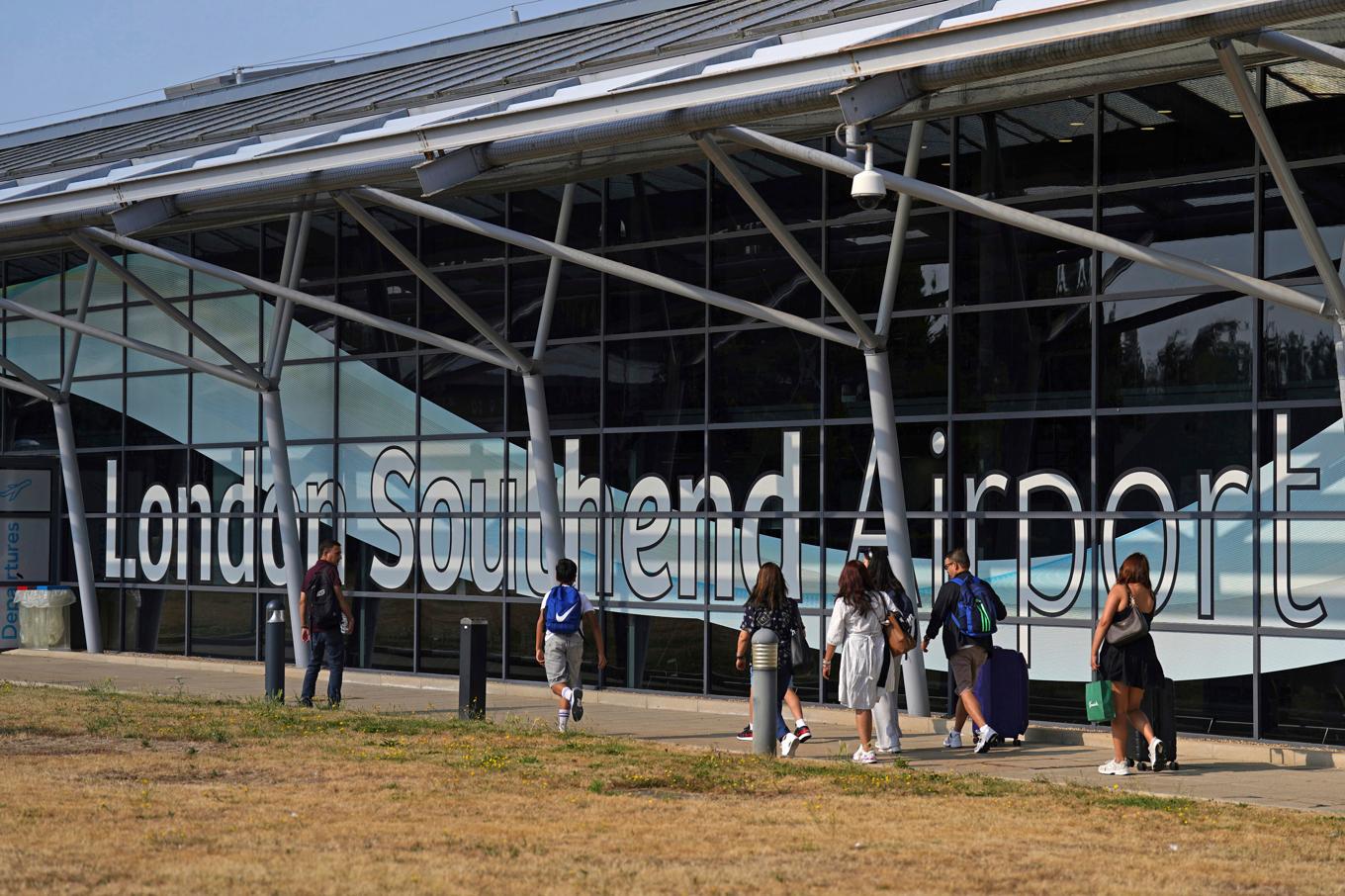 Passagerare utanför Southends flygplats, öster om London på måndagen. Foto: Joe Giddens/AP/TT