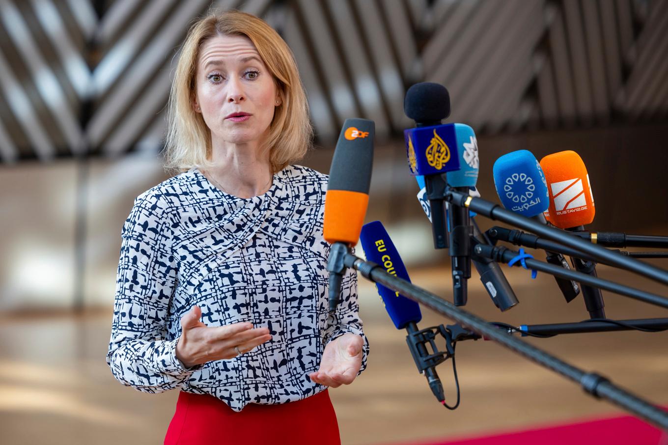 EU:s utrikeschef Kaja Kallas på väg in till tisdagens utrikesministermöte i Bryssel. Foto: Geert Vanden Wijngaert/AP/TT