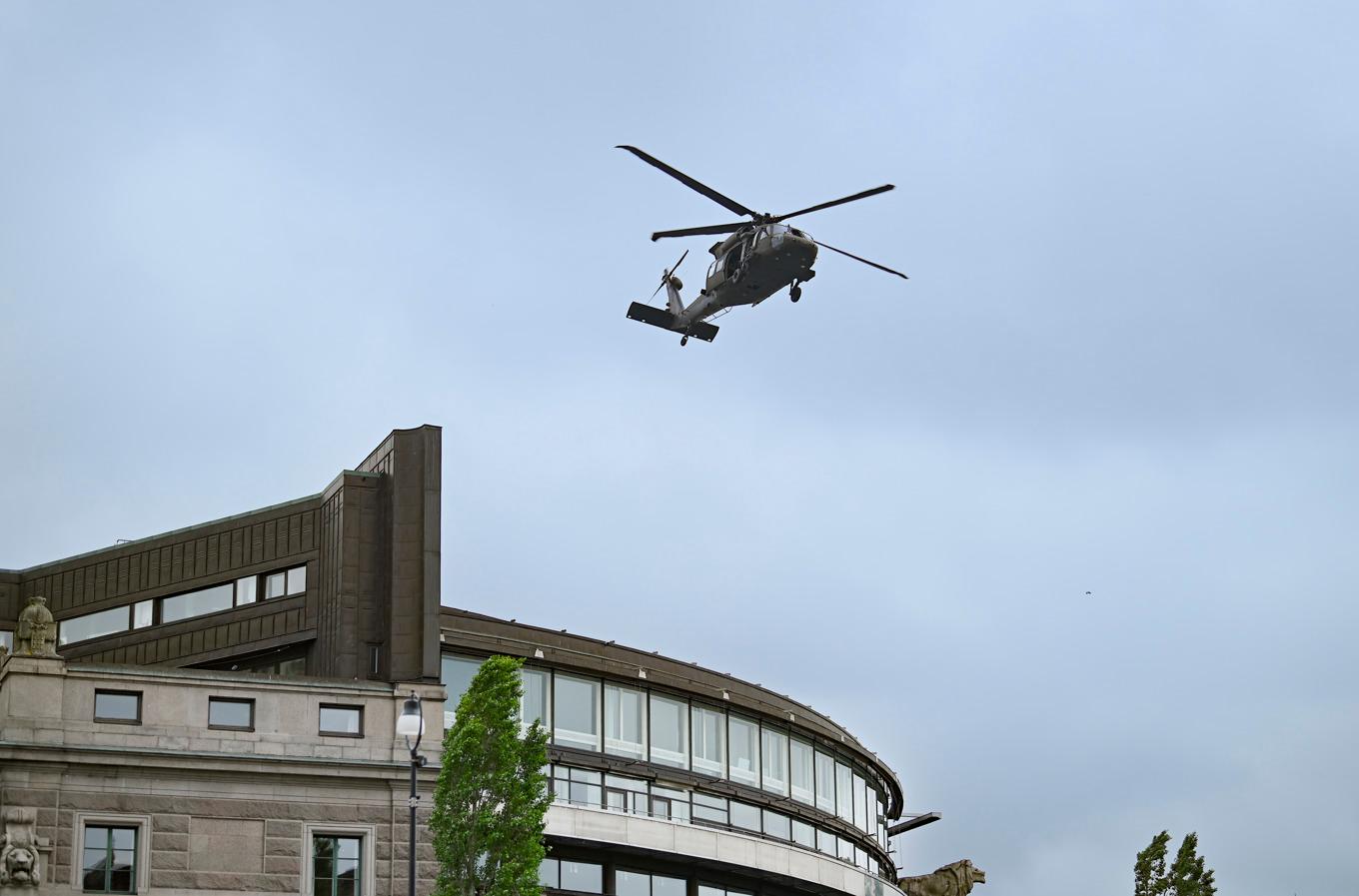 En helikopter landar på Riksdagshusets tak under en övning vid riksdagen på tisdagsförmiddagen. Foto: Oscar Olsson/TT