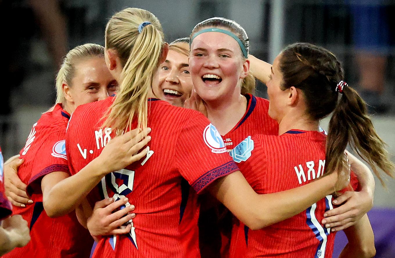 Signe Gaupset jublar efter målet mot Finland i gruppspelet. Foto: Geir Olsen/NTB/TT