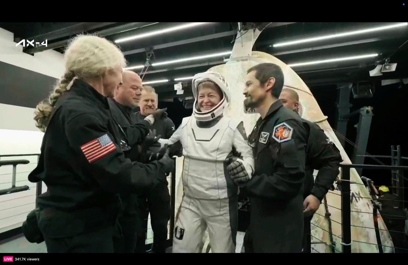 Astronauten Peggy Whitson har tillsammans med övrig besättning landat på jorden efter 20 dagar i rymden. Foto: SpaceX via AP/TT