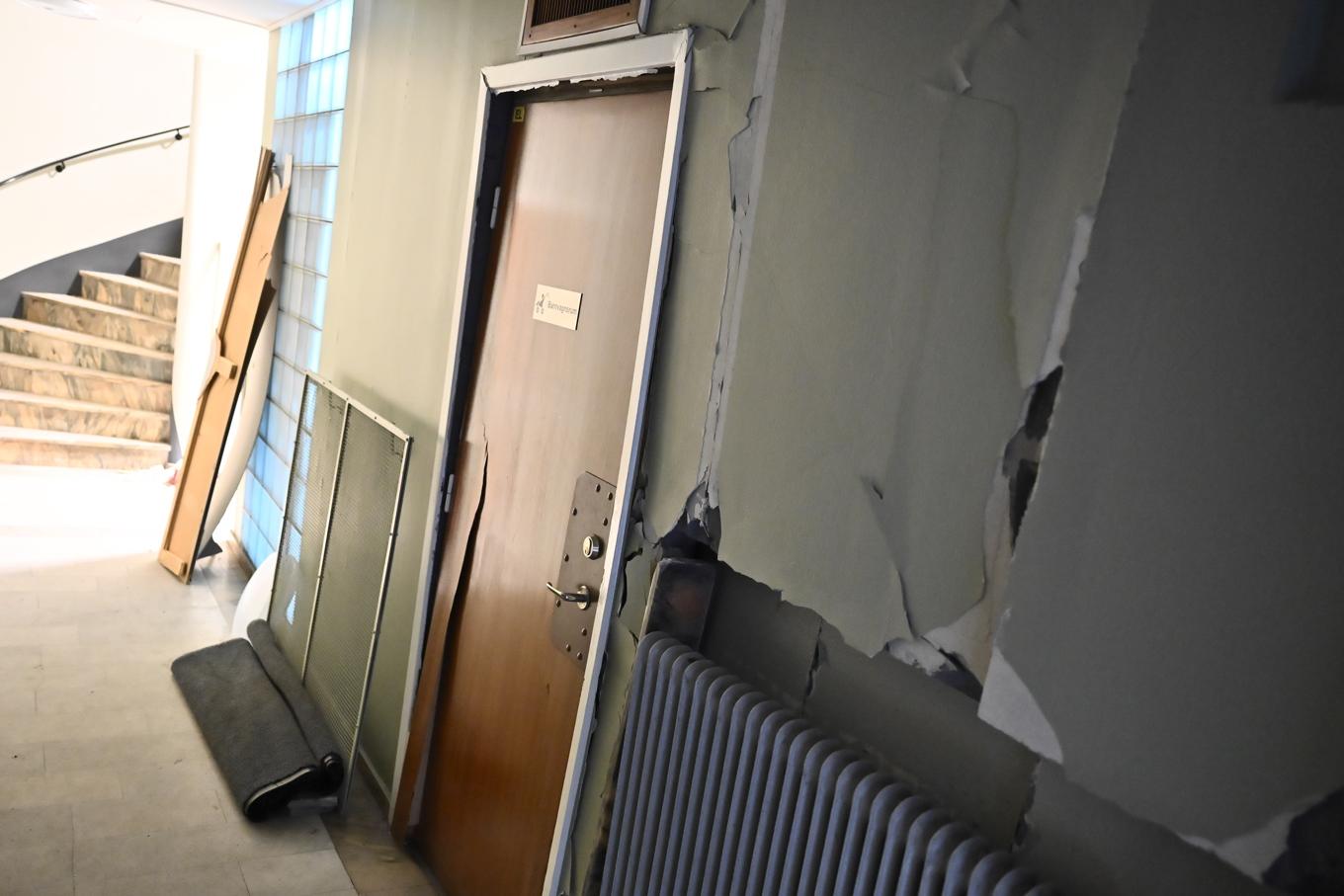 Förödelse i trapphuset efter explosionen i Farsta i södra Stockholm i januari. Foto: Claudio Bresciani/TT