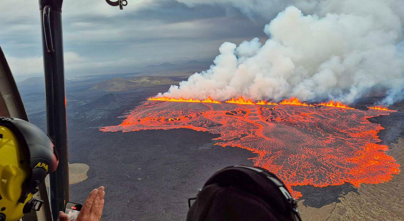 Lava och rök vid sprickan som öppnade sig nära isländska Grindavík natten till onsdagen. Foto: Public Defense Department of the State Police/Handout via AFP/TT