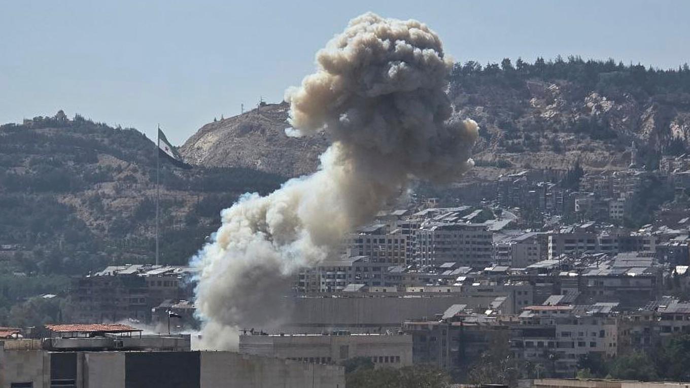 Rök stiger från en israelisk attack som uppges ha träffat Syriens försvarsdepartement i Damaskus på onsdagen. Foto: Sana/AP/TT