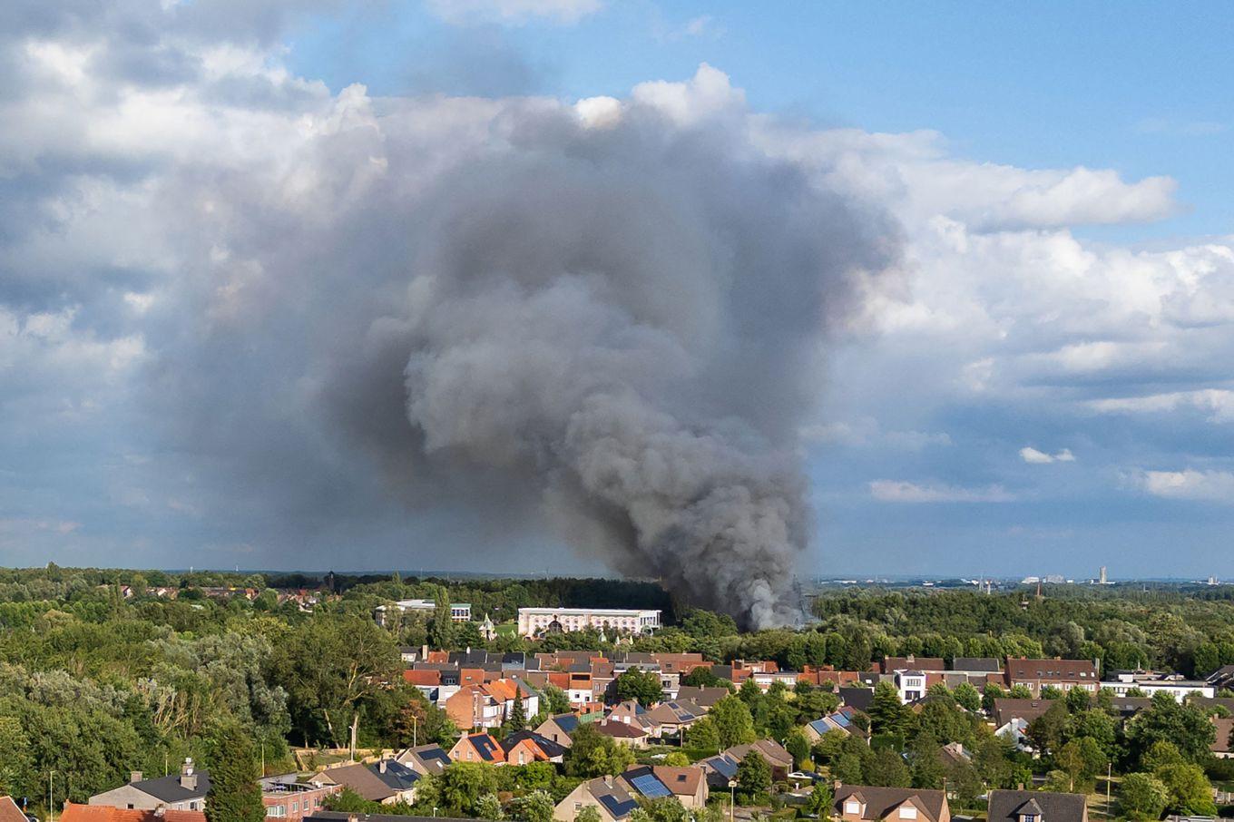 Rök som stiger mot himlen från Tomorrowlands festivalscen i staden Boom på onsdagen. Foto: Tom Goyvaerts/AFP/TT