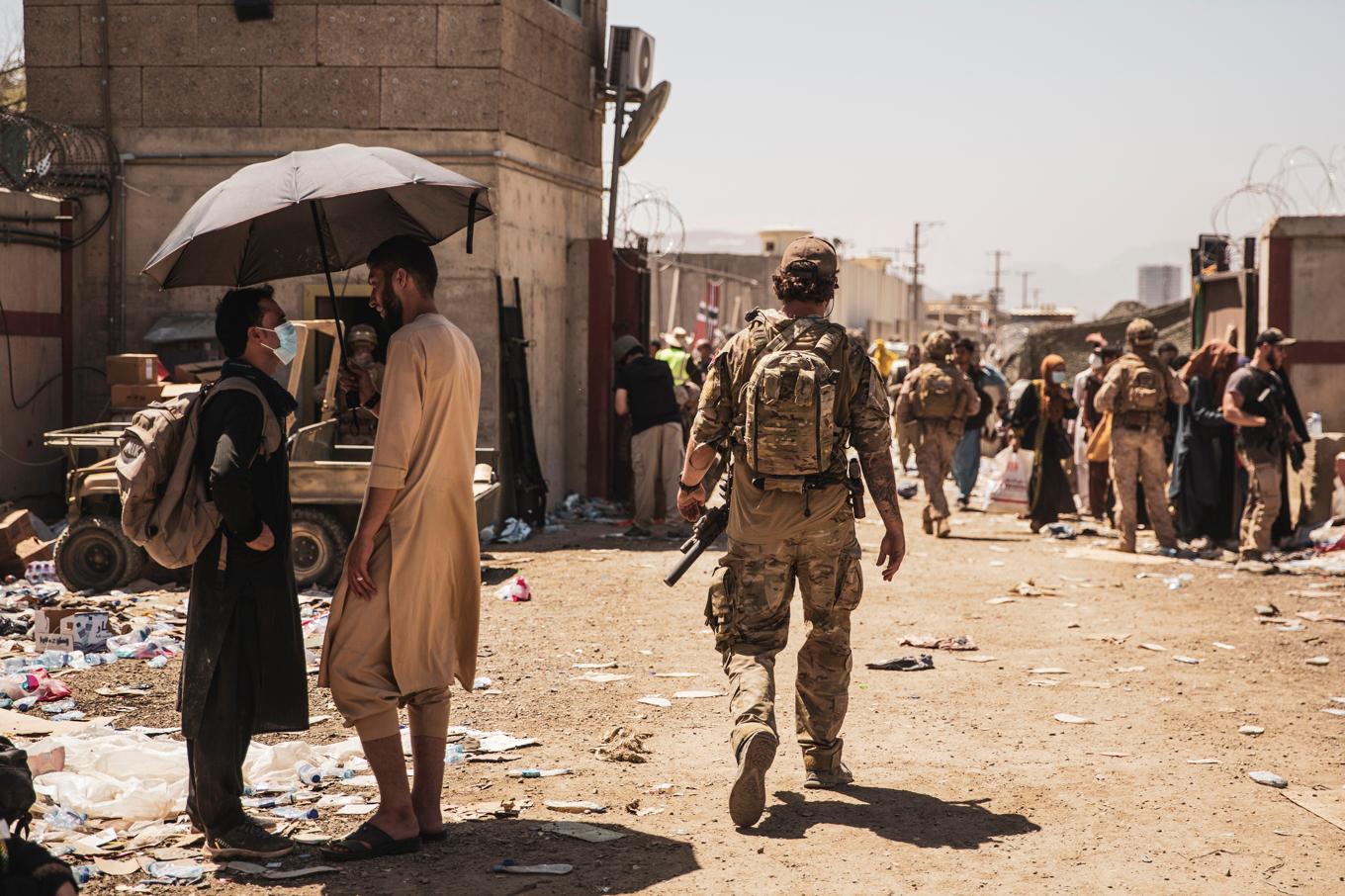 En kanadensisk soldat patrullerar vid en kontrollpunkt för evakuering i anslutning till Kabuls internationella flygplats den 24 augusti 2021. Arkivbild. Foto: Victor Mancilla/AP/TT