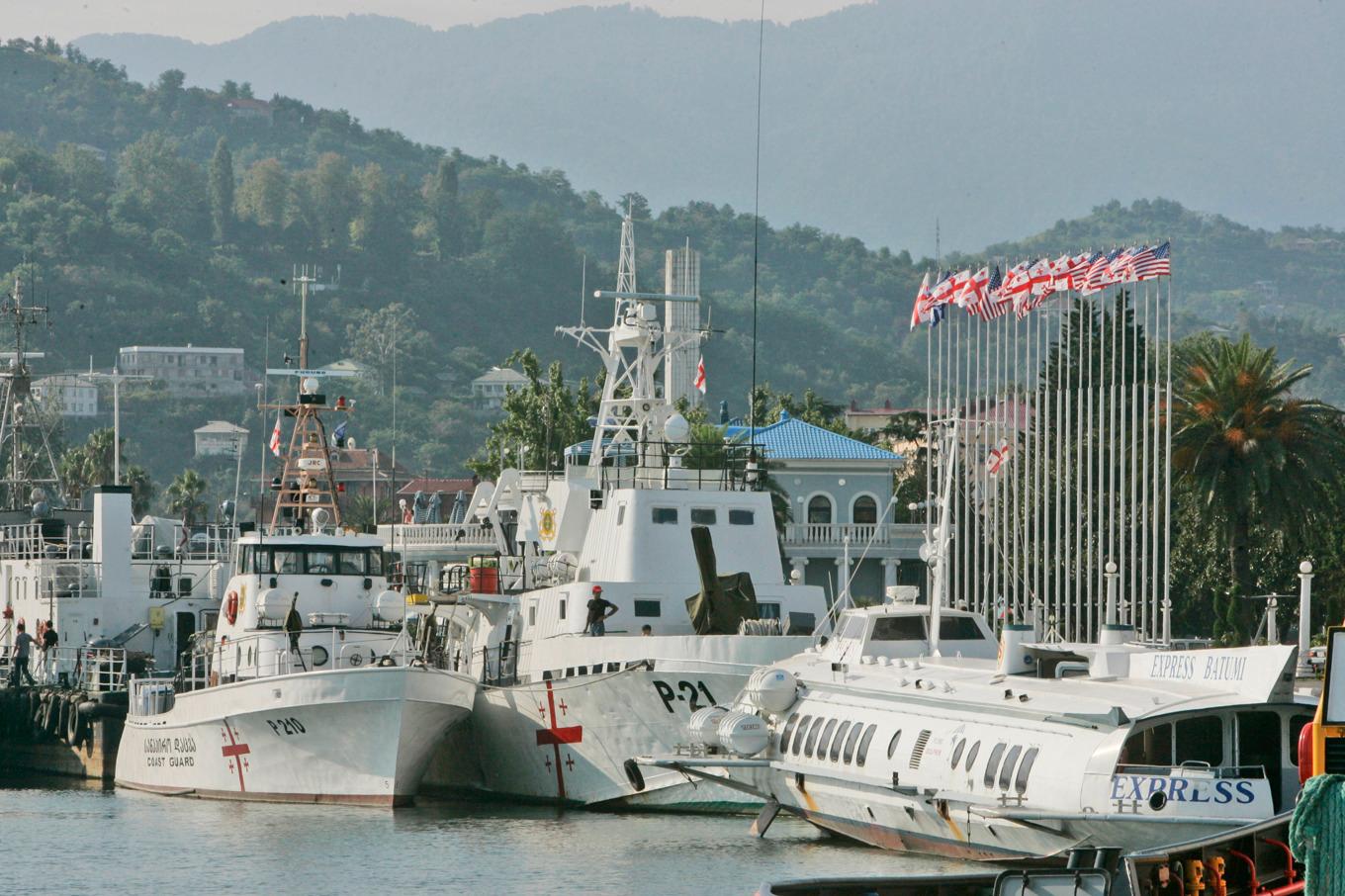 Fartyg tillhörande Georgiens kustbevakning i hamnen i Batumi, där två män gripits för planer på uranförsäljning. Arkivbild. Foto: Efrem Lukatsky/AP/TT