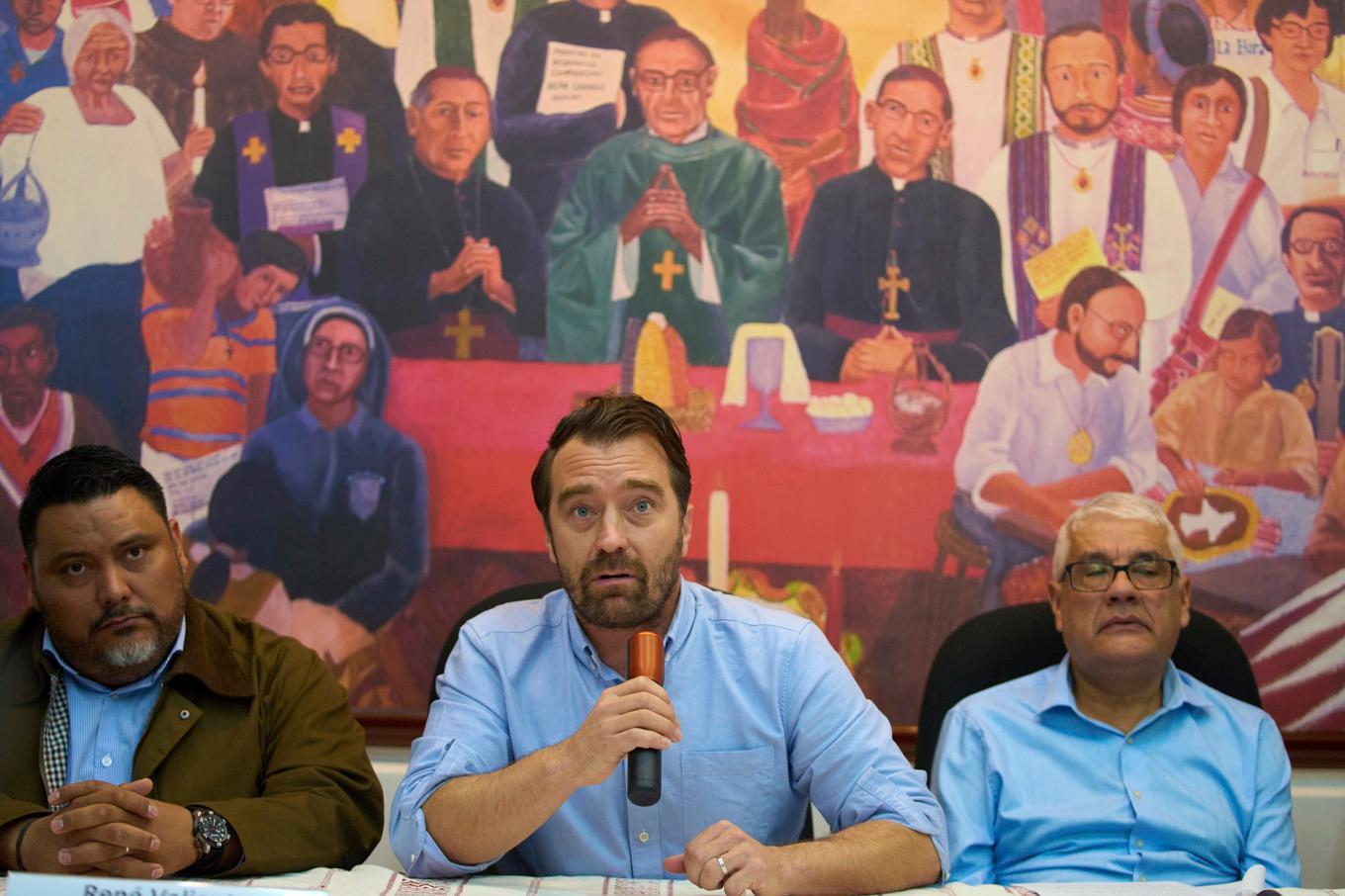 Noah Bullock (i mitten), chef för människorättsorganisationen Cristosal, under en presskonferens på torsdagen där han meddelade att organisationen lämnar El Salvador. Foto: Moises Castillo/AP/TT
