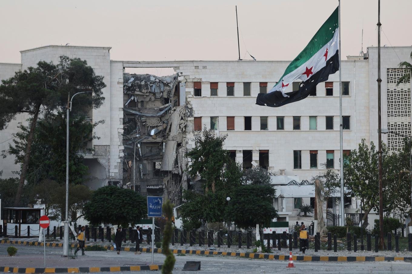 Byggnaden tillhörande Syriens försvarsdepartement är kraftigt förstörd efter Israels attacker mot Damaskus. Foto: Ghaith Alsayed/AP/TT