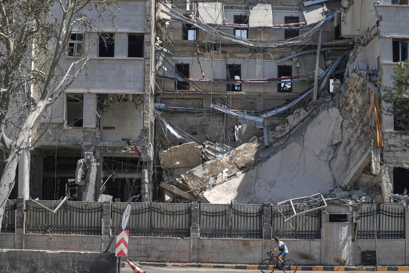 Det syriska försvarsdepartementet skadades i israeliska attacker i Damaskus på onsdagen. Foto: Ghaith Alsayed/AP/TT