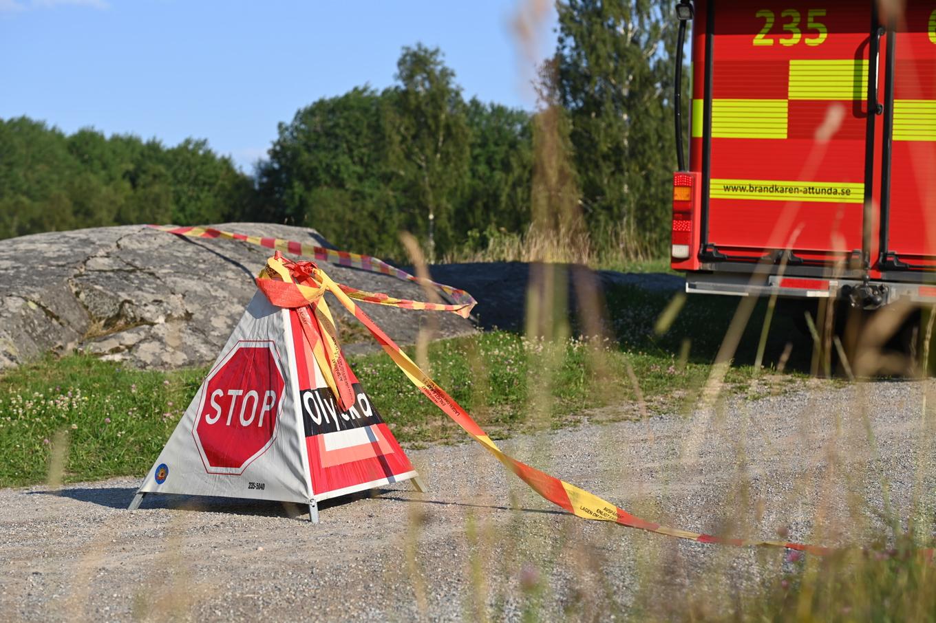 Den brand som startade vid den östra delen av Säbysjön vid Järvafältet under torsdagen pågår ännu, enligt räddningstjänsten. Foto: Anna Hållams/TT