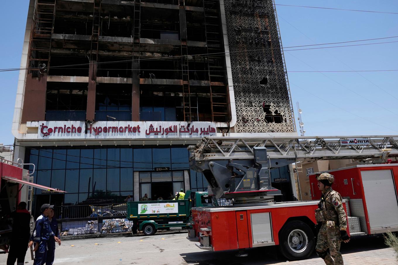 Brandmän utanför köpcentrumet på torsdagen. Foto: Hadi Mizban/AP/TT