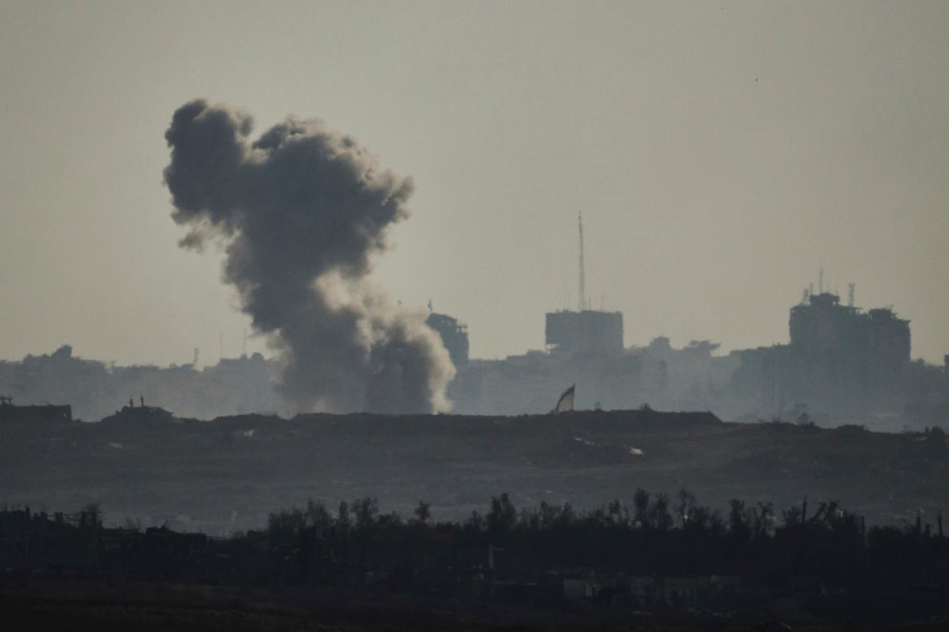 Rökmoln efter en israelisk attack mot Gaza under fredagen. Foto: Leo Correa/AP/TT