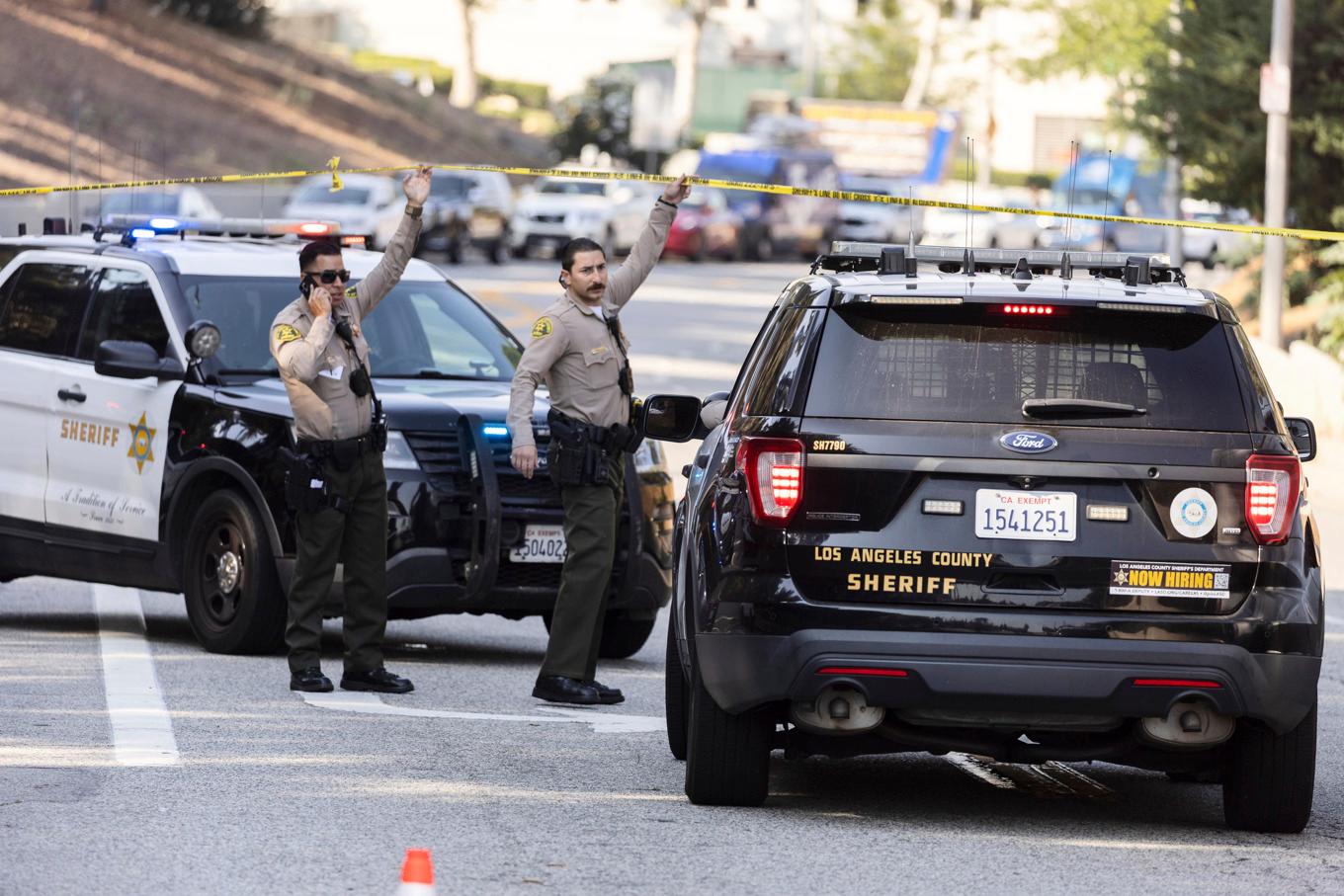 Polis på plats vid träningsanläggningen i Los Angeles där en explosion ägt rum under fredagsmorgonen lokal tid. Foto: Etienne Laurent/AP/TT