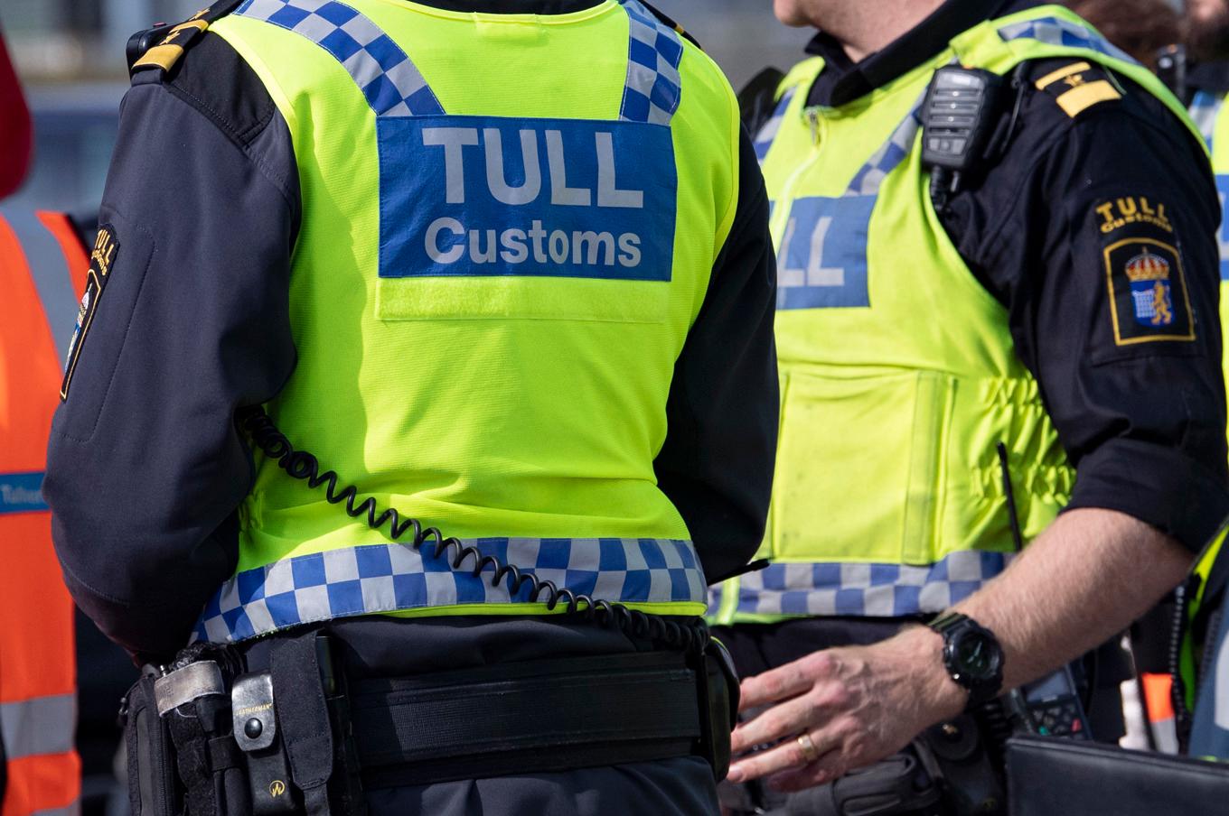 En 15-årig pojkes bagage visade sig vara fyllt av skarpa vapen, när han i november kom åkande över Öresundsbron och kontrollerades av tullpersonal. Arkivbild. Foto: Johan Nilsson/TT