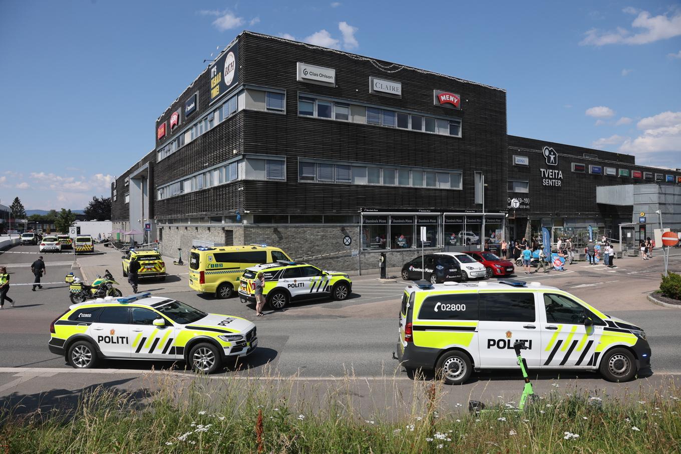 Polisen har ryckt ut till köpcentret Tveita Senter i Oslo efter ett larm om skottlossning. Foto:  Jan Langhaug/NTB/TT