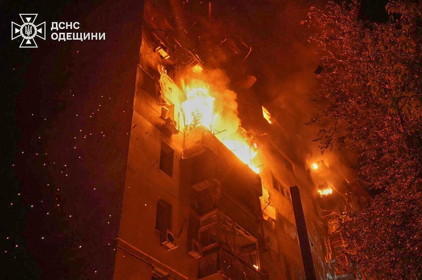 En brand bröt ut i ett flerfamiljshus i hamnstaden Odessa efter nattens attack. Foto: Ukrainas statliga räddningstjänst/AP/TT