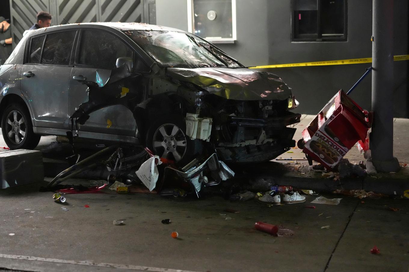 30 personer har skadats efter att en bil kört in i en folkmassa som köade för att komma in på en nattklubb i Los Angeles. Foto: Damian Dovarganes/AP/TT