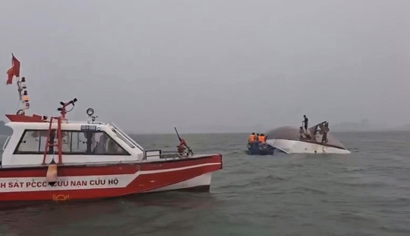 Minst 34 personer har omkommit efter det att en turistbåt kapsejsat i Ha Long-bukten i Vietnam. Foto: AP/TT