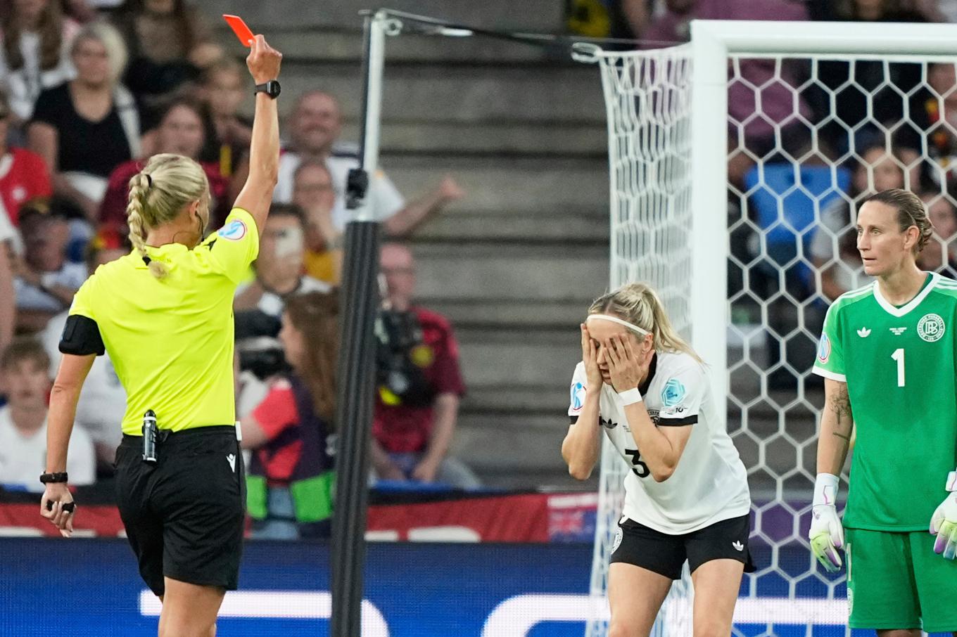 Tysklands Kathrin Hendrich blir utvisad av svenska Tess Olofsson i kvartsfinalen mot Frankrike. Foto: Martin Meissner/AP/TT