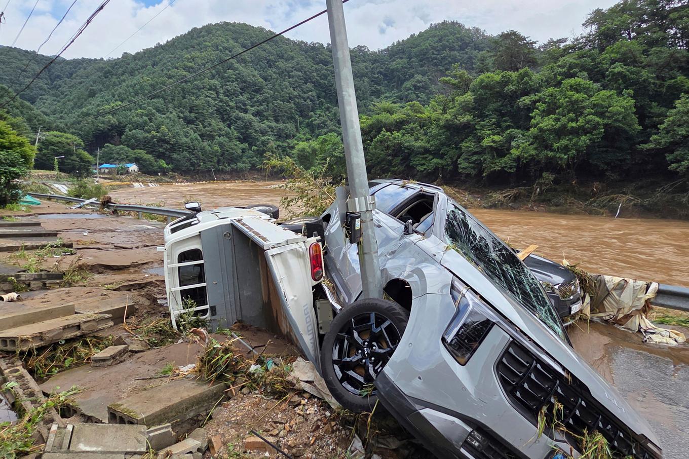 Förstörda fordon efter de kraftiga regnen i Gapyeong på söndagen. Foto: Shim Min-gyu/Yonhap via AP/TT