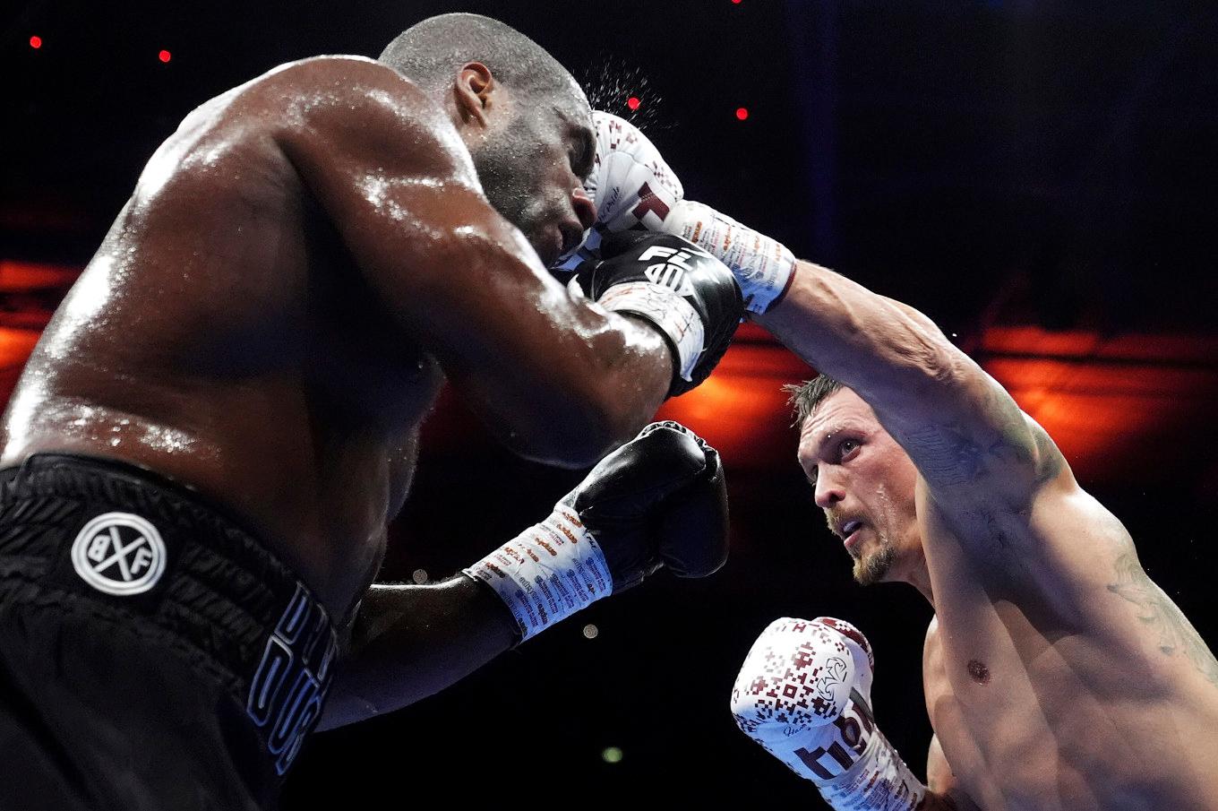 Ukrainske Oleksandr Usyk slår britten Daniel Dubois i London. Foto: Bradley Collyer/AP/TT