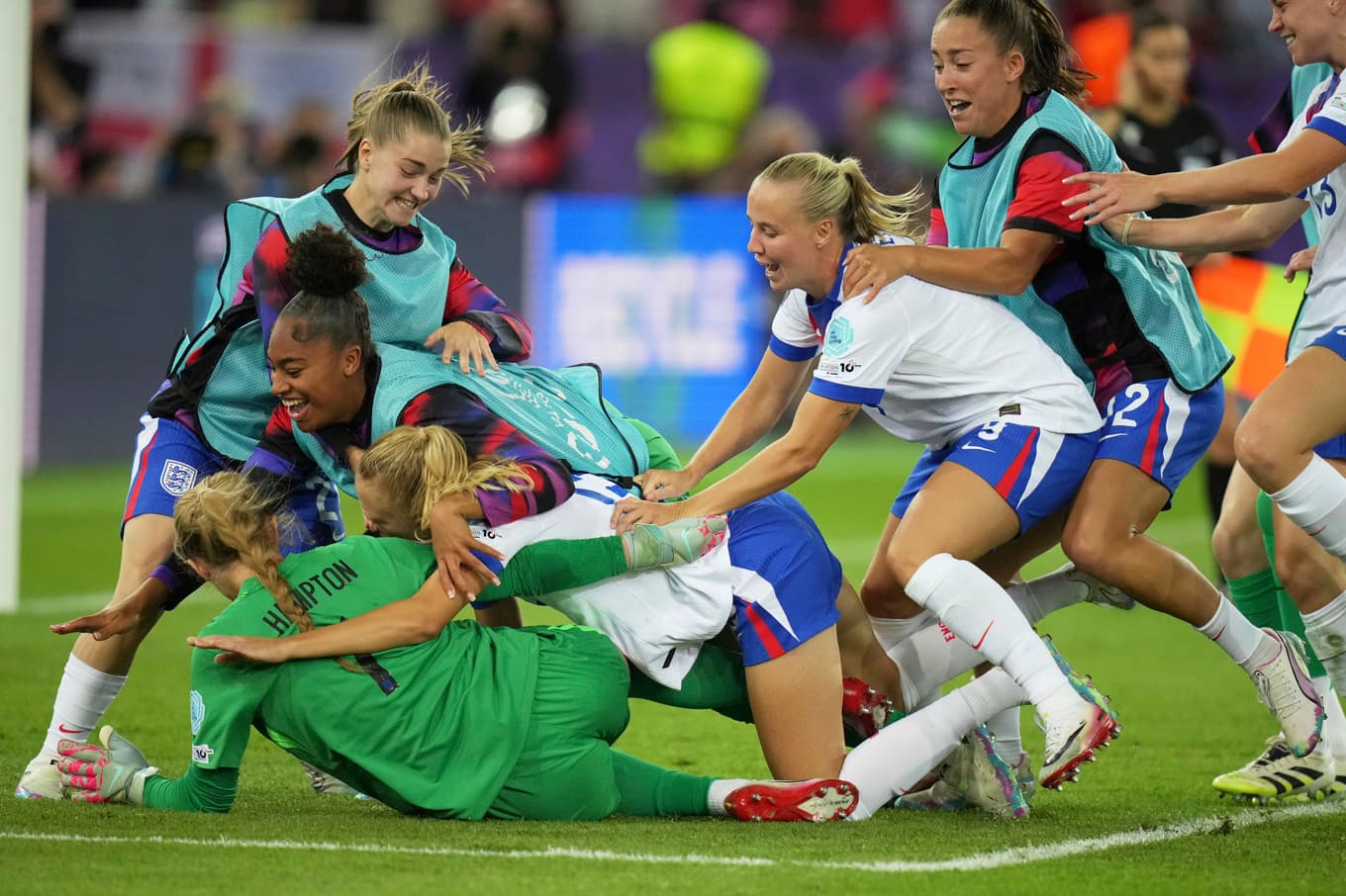 Englands spelare kastar sig över målvakten Hannah Hampton i glädje efter straffrysaren mot Sverige. Nu jagar den regerande mästaren en ny finalplats. Arkivbild Foto: Alessandra Tarantino/AP/TT