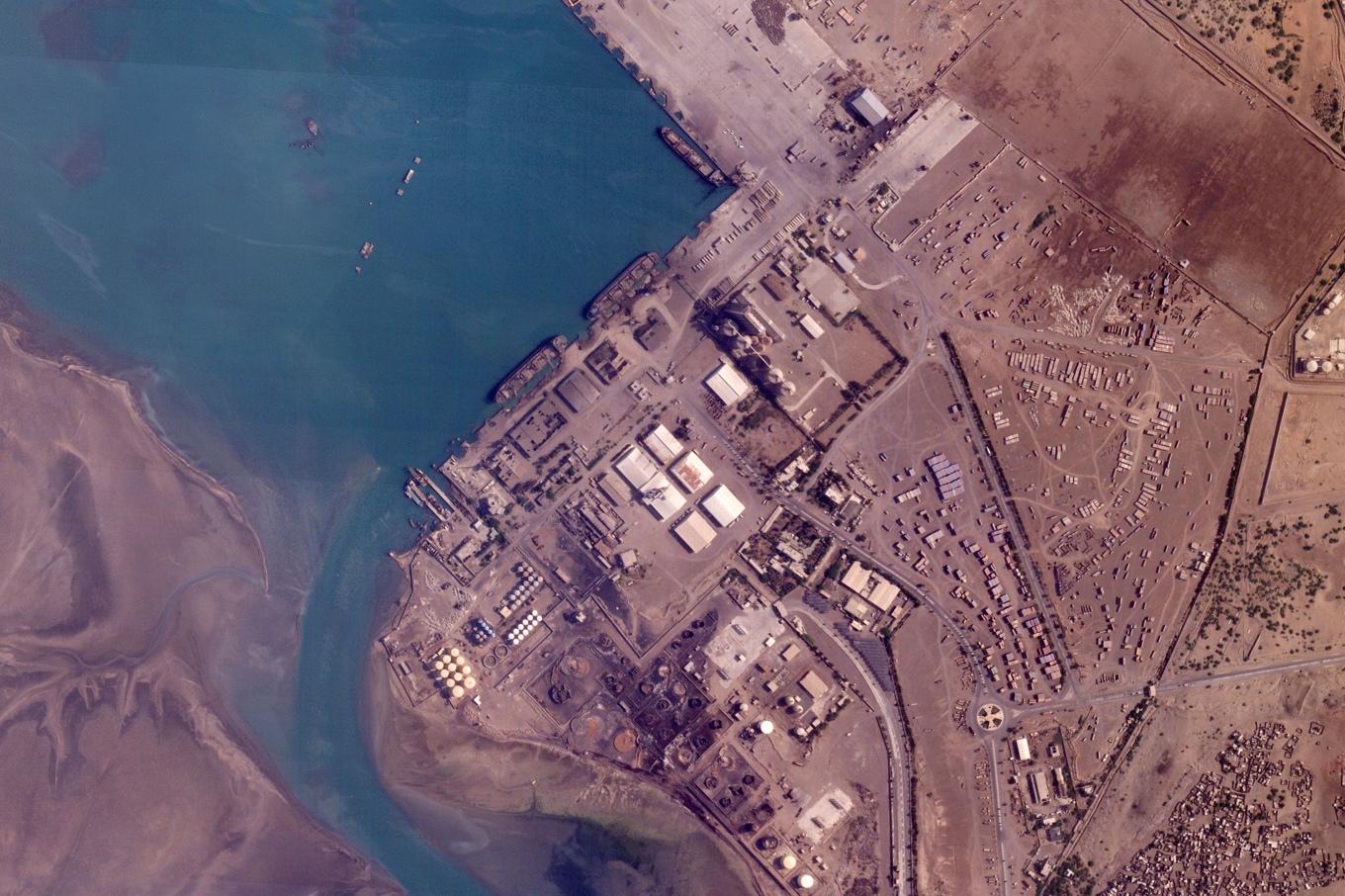 Den Huthikontrollerade hamnen i Hodeida. Bilden är från en tidigare israelisk attack i juli. Foto: Planet Labs PBC/AP/TT