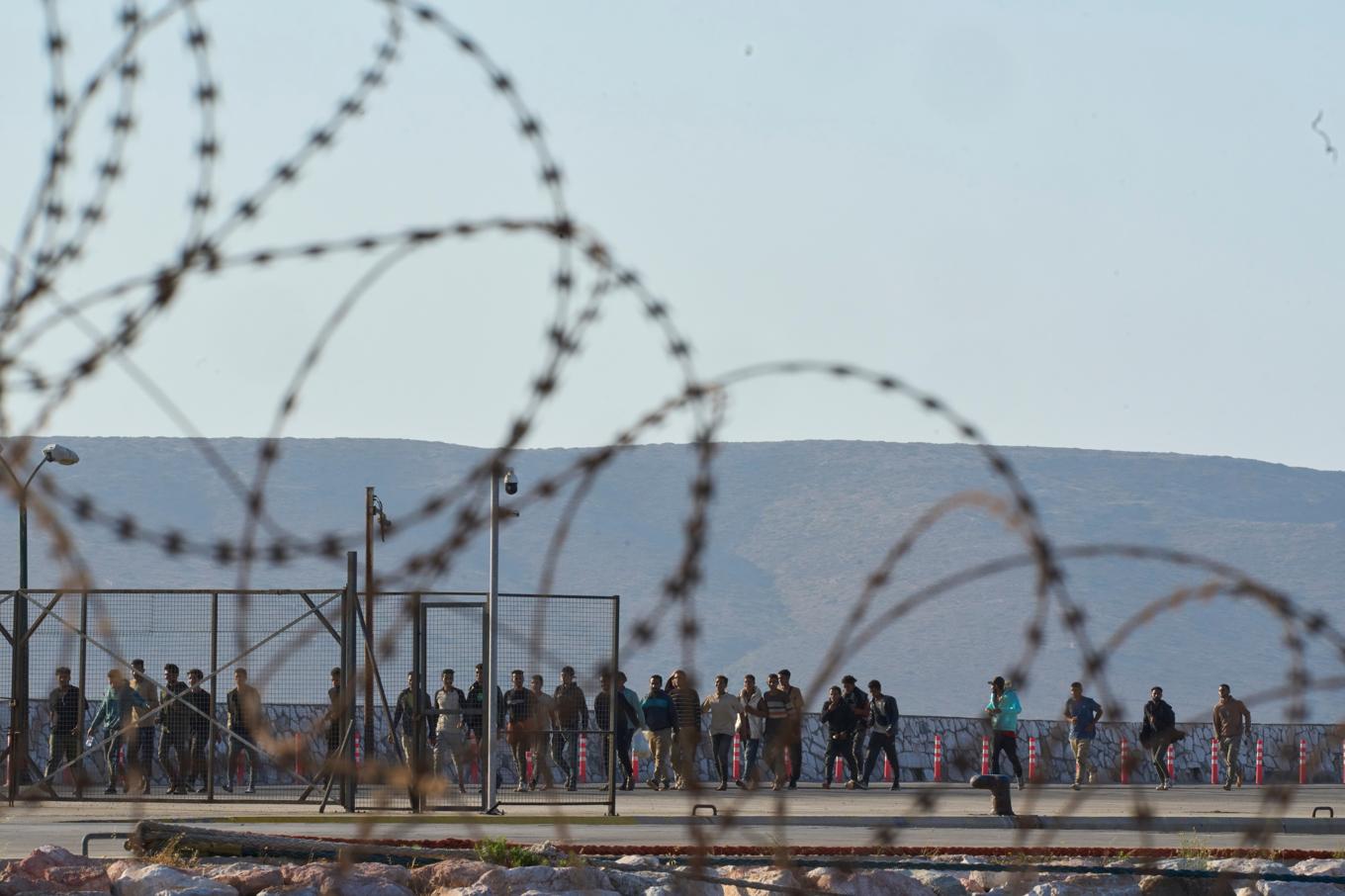 Migranter som räddades ur havet söder om Kreta i Grekland tidigare i juli. Foto: Petros Giannakouris/AP/TT