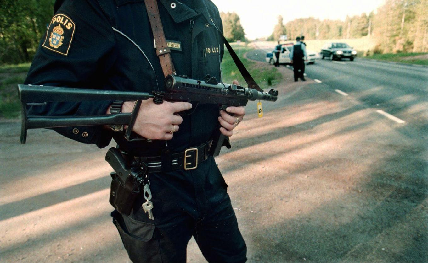 Poliser i Malexander efter morden den 28 maj 1999. Foto: Jeppe Gustafsson