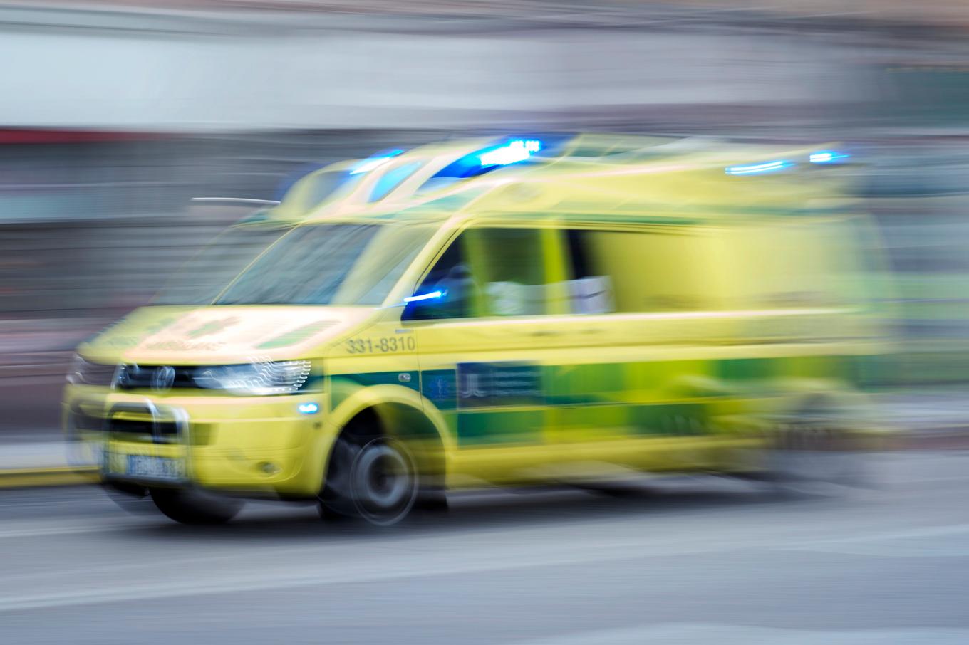 Ambulans, polis och räddningstjänst har kallats till olycksplatsen utanför Köping. Arkivbild. Foto: Stina Stjernkvist/TT