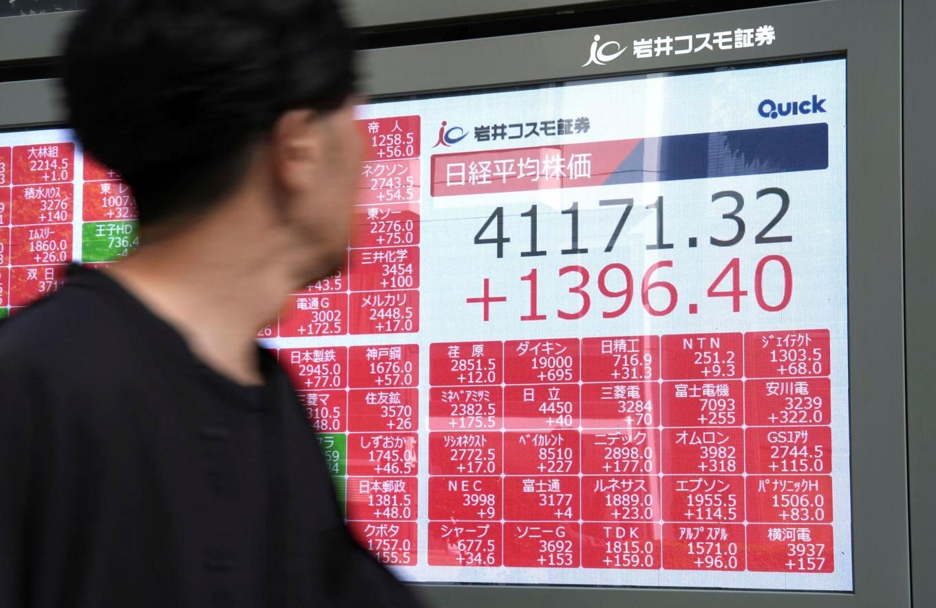 Det går uppåt på Tokyobörsen. Bild från i onsdags. Foto: Kyodo News via AP/TT