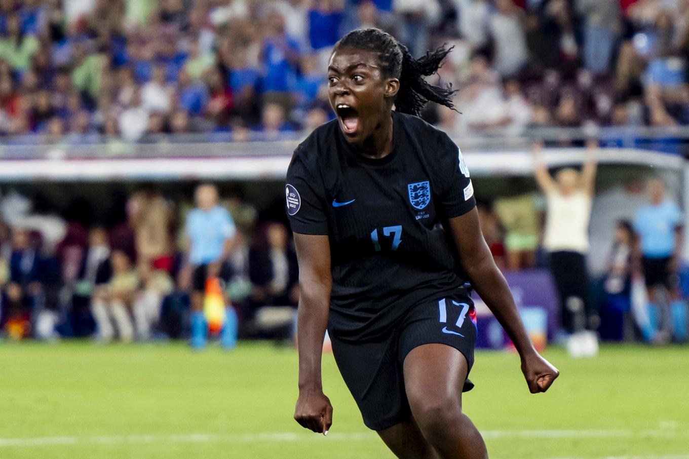 19-åriga Michelle Agyemang har blivit Englands superinhoppare i EM. Här firar hon sitt mål mot Italien. Foto: Jean-Christophe Bott/AP/TT