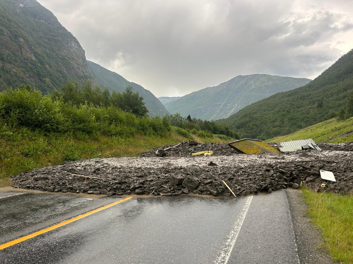 Jordras på E16 nära Borlaug i Norge. Vägen är avstängd tills vidare. Foto: Veronika Ask Stuksrud/NTB/TT