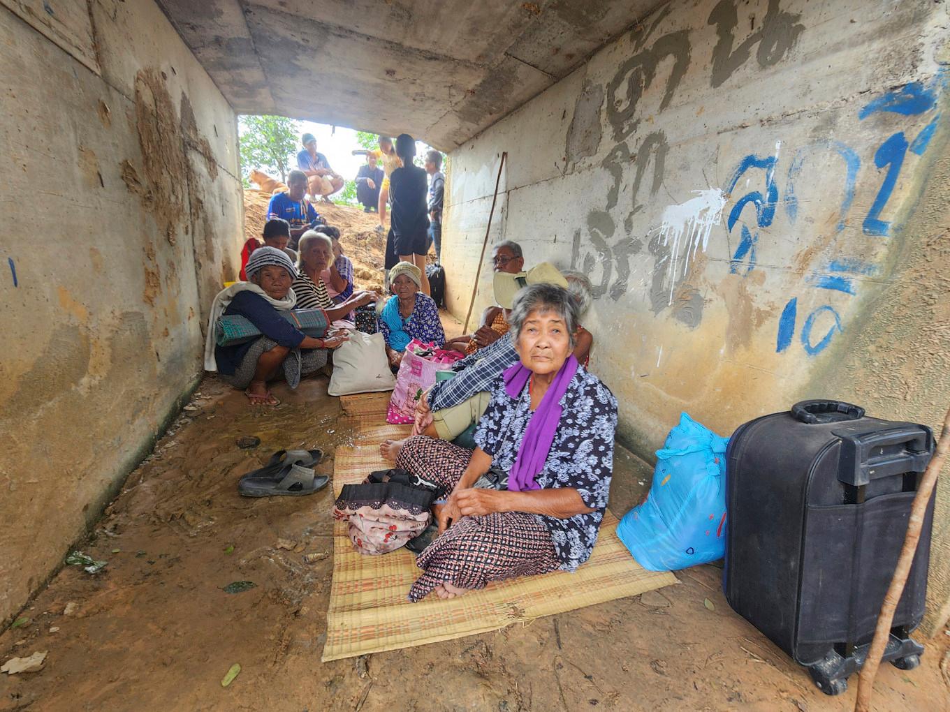 Thailändare flyr från stridigheterna i gränsområdet mellan Thailand och Kambodja. Foto: Sunny Chittawil/AP/TT