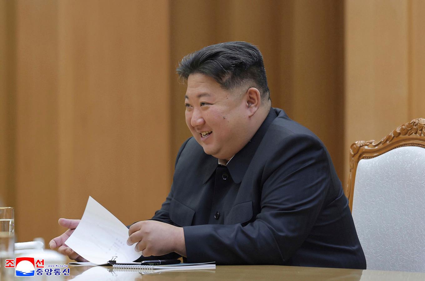 Nordkoreas ledare Kim Jong Un vid ett möte med representanter för Ryssland i juni. Foto: Korean Central News Agency/Korea News/AP/TT