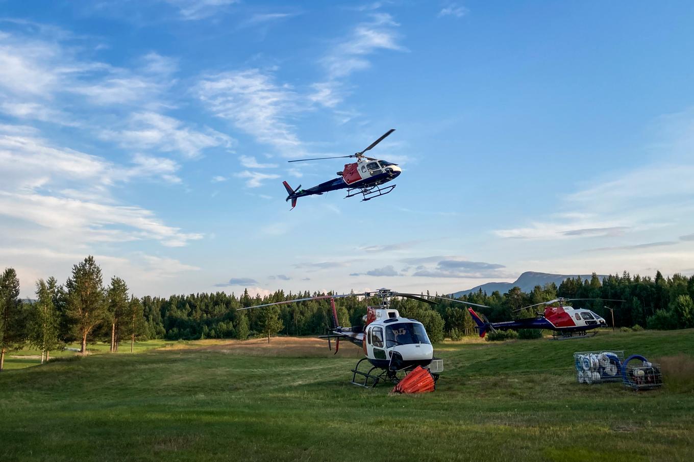 Helikoptrar som bekämpar en stor skogsbrand i Jokkmokks kommun har sin tillfälliga bas i Karats, cirka tre mil från branden. Foto: Lena Sandberg Johansson/TT