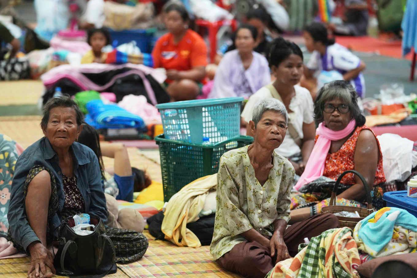 Thailändska civila i ett evakueringscenter i Surin-provinsen. 138 000 thailändare i fyra provinser som gränsar mot Kambodja har evakuerats, enligt Thailands inrikesdepartement. Foto: Sakchai Lalit/AP/TT