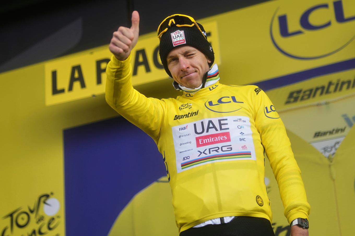 Slovenen Tadej Pogacar gör tummen upp efter fredagens bergsetapp som dukar för hans slutseger i Tour de France. Foto: Thibault Camus/AP/TT